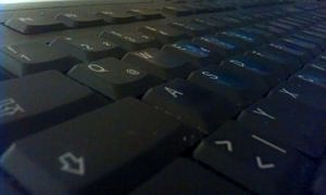 Zu sehen ist eine Nahaufnahme einer schwarzen Computertastatur.