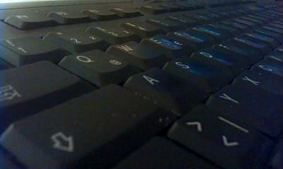 Zu sehen ist eine Nahaufnahme einer schwarzen Computertastatur.