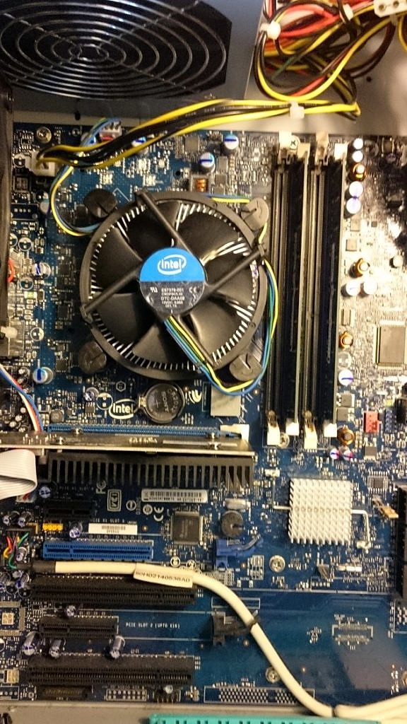 Foto eines Mainboards in einem Standard-PC