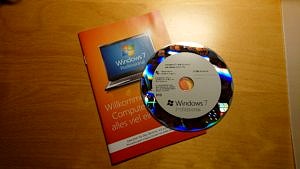 Bild mit einer WIndows 7 DVD und der dazugehörigen Verpackung